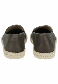 Mørkebrune læderslippers har en vævet jutesål, rund tå og blød foring. Bagsiden viser et buet hældesign.