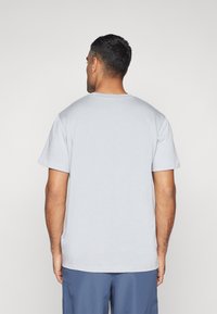 Under Armour HEAVYWEIGHT LEFT CHEST PATCH - Basic T-shirt - mod gray medium heather/black