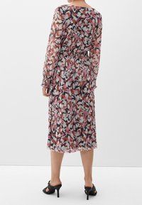 Robe midi semi-transparente à motifs floraux dans les teintes de rose, gris et noir. Dispose d'une taille cintrée, de manches longues et de légers volants aux poignets.