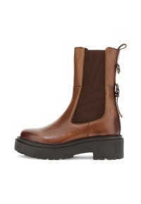 Brun läderboot till mitten av vaden med svart elastisk sidopanel, kraftig svart sula och spännen baktill.