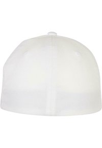 Hvid baseballcap med en struktureret krone, glat overflade og en knap på toppen. Bagsiden har et lukket design uden synlige logoer eller mønstre.