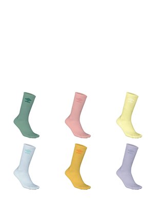 Six paires de chaussettes de bateau de couleurs pastel variées : vert, rose, jaune, bleu clair et violet, avec un logo sur le côté.