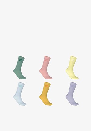 Six paires de chaussettes de bateau de couleurs pastel variées : vert, rose, jaune, bleu clair et violet, avec un logo sur le côté.