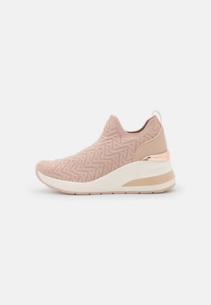 Slip-on sneaker i lyserødt strikstof med geometrisk mønster, tyk hvid og beige sål og rosaguldsaccent på hælen.