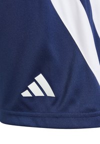 Pantalones cortos de atletismo azul marino con acentos laterales blancos y un logo de Adidas blanco en el dobladillo. Hechos de una tela texturizada que absorbe la humedad.