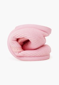 Chaussons roses avec un dessus en tissu texturé doux et une semelle en caoutchouc épaisse. Le design présente une forme roulée et des accents cousus.