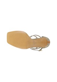 Sandal oro con cinturini e upper testurizzato, design con punta aperta e suola piatta quadrata color sabbia con leggere ondulazioni.