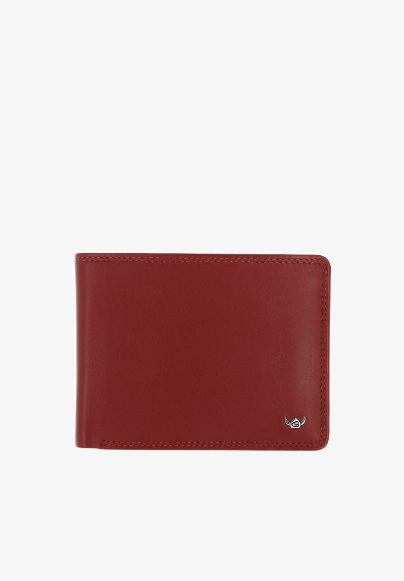 Portefeuille bifold en cuir marron avec coutures nettes et petit emblème logo argenté en bas à droite sur fond blanc.