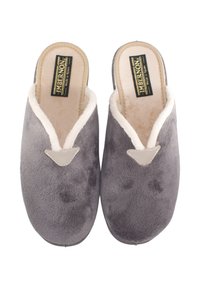 Zapatillas grises con una textura suave y aterciopelada, puntera redondeada y borde de piel blanca en la abertura. Presentan un pequeño detalle triangular en la parte delantera.