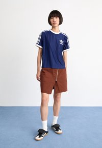 adidas Originals ADICOLOR 3-STRIPES PINSTRIPE - Camiseta estampada - dark blue