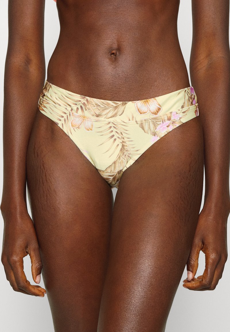 Parte de baixo de bikini floral em amarelo claro, com padrões de folhas de palmeira e hibiscos. Tecido suave e elástico com um design de altura média.