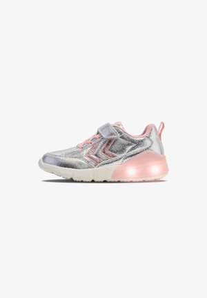 Metallisch silberner Sneaker mit pinken Akzenten, Obermaterial aus Stoff, Klettverschluss und leuchtender Sohle. Verfügt über Zickzackmuster an den Seiten.