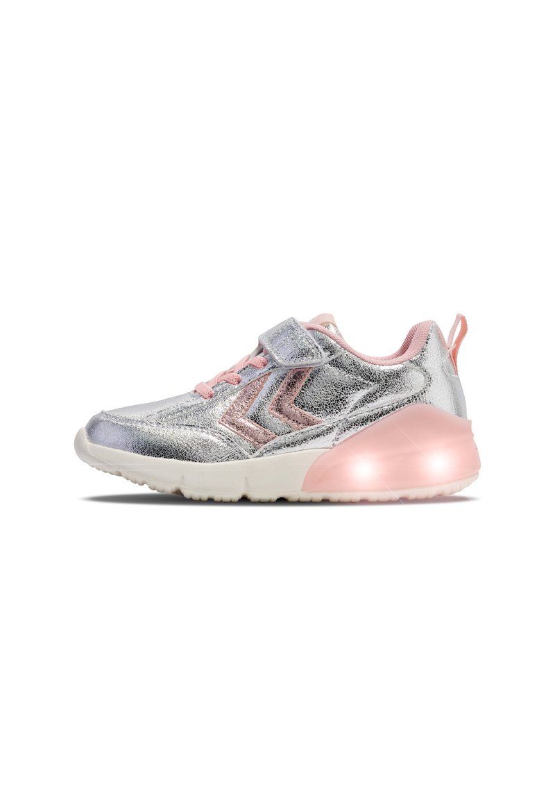Metallisk silver sneaker med rosa accenter, övre i tyg, kardborreband, och ljusande sula. Har zick-zack mönster på sidorna.
