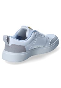 Scarpa sportiva bianca con accentuazione in grigio testurizzato sul tallone, materiale sintetico liscio, suola piatta e design con lacci. Presenta un piccolo passante per il tallone.