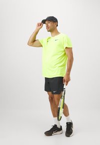 Nike Performance RAFA CHALLENGER - Sportiniai marškinėliai trumpomis rankovėmis - volt geode teal