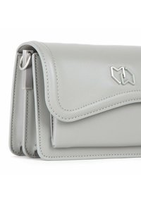 Grå læder clutch taske med klaplukning, der har sølvhardware og syningsdetaljer. Kompakt, rektangulær form med logo-detalje.