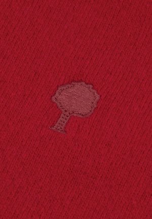 Roter gestrickter Stoff mit einem kleinen, gestickten braunen Baumdesign. Die Textur ist weich mit sichtbaren Rippen im gesamten Material.