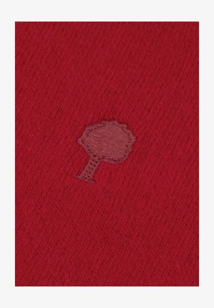 Rode gebreide stof met een klein, geborduurd bruin boompje. De textuur is zacht met zichtbare ribbels door het materiaal.