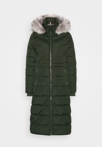 Długi, oliwkowozielony płaszcz puchowy z zamkiem z przodu, dużym szarym kapturem z sztucznego futra i dwiema bocznymi kieszeniami na zamek. Pikowana faktura na całej powierzchni.