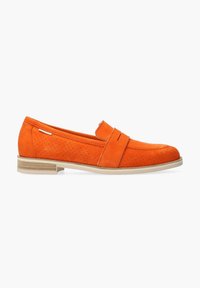 Mocassins en daim orange avec un design perforé, présentant un accent de sangle à l'avant et une semelle beige avec une texture en bois.