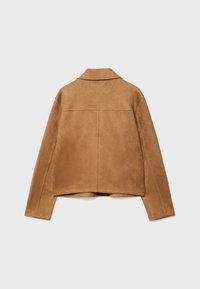 Brun ruskindsjakke med krave, lange ærmer, lige snit og synlige syninger på ryggen. Ingen knapper eller lukninger er synlige.