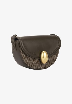 Pequeño bolso bandolera de cuero marrón oscuro con textura tejida en la parte delantera y gran cierre ovalado dorado brillante.