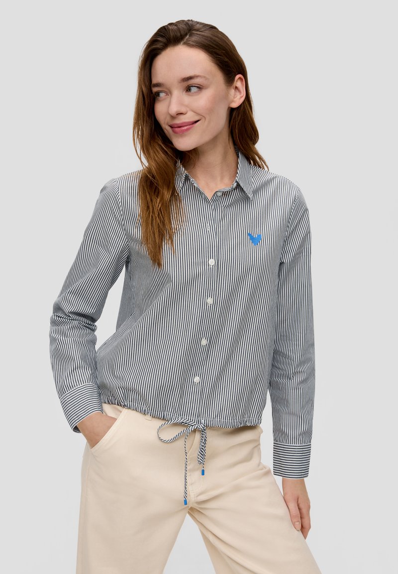 Blau-weiß gestreifte Knopfshirt mit verstellbarem Bund und langen Ärmeln; hat ein kleines blaues Logo auf der Brust.