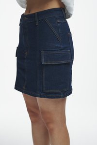 Denim krilo v temno modri barvi, z visokim pasom, dvema velikima stranskima žepoma in zlatim šivanjem. Kratka dolžina s ravnim rezom.