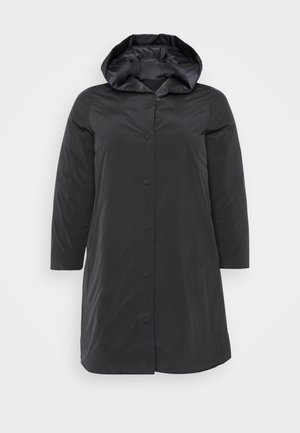 Fekete párnázott kabát kapucnival, gombos záródással, hosszú ujjakkal és sima, fényes textúrával. Egyszerű és funkcionális dizájn.