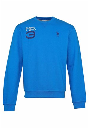 Niebieska bluza z długim rękawem i okrągłym dekoltem, z napisem "NR. 3" w górnym lewym rogu oraz logo US Polo Assn. w górnym prawym rogu na piersi.