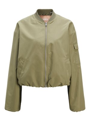 Φωτεινό ελαιοπράσινο bomber μπουφάν με ολόκληρο φερμουάρ μπροστά, ριμπ ύφασμα στον γιακά, πλαϊνές τσέπες και μια μικρή τσέπη με καπάκι στο αριστερό μανίκι.
