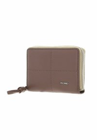 Portefeuille en cuir marron de forme rectangulaire, avec une fermeture éclair, des coutures apparentes et un logo argenté en accent.