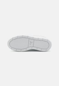 Puma KAR REBELLE JR biały