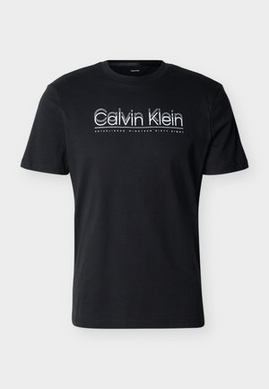 Sort kortærmet t-shirt med hvidt "Calvin Klein"-tekst og sloganet "Established Nineteen Sixty Eight" nedenunder midt på fronten.