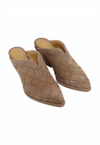Mule in suede marrone con design intrecciato e punta affusolata. Presenta un'apertura a forma di V e un tacco basso e solido per una facile indossabilità.