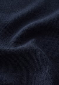 Tela de punto azul marino con textura suave, que muestra finos patrones acanalados y una apariencia suave, adecuada para uso en prendas de vestir.