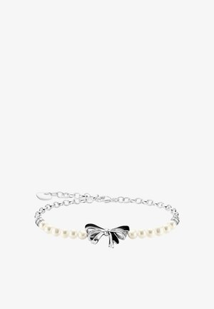 Silberarmband mit abwechselnden Kettengliedern und weißen Perlen, ausgestattet mit einer zentralen silbernen Schleifendekoration und einem Karabinerverschluss.
