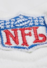 Nahaufnahme des gestickten blauen, weißen und roten NFL-Logo-Patches auf einem weißen Stoffhintergrund.
