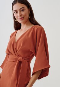 TUSSAH SIGNORA MIDI - Vestido informal - burnt orange