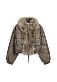 Olijfgroene leren cropped jas met een nep bont kraag, ritssluiting en zakken, voorzien van zilverkleurige studs op de mouwen.