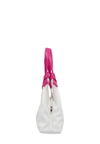 Weiße, strukturierte Handtasche mit rosa Ledergriffen, die zu Schleifen gebunden sind, ausgestattet mit einem zentralen Reißverschluss und einem runden Boden-Design.