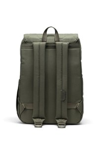 Zaino verde oliva con superficie testurizzata, schienale imbottito, due spallacci regolabili e maniglia di trasporto sulla parte superiore. Design elegante e minimalista.