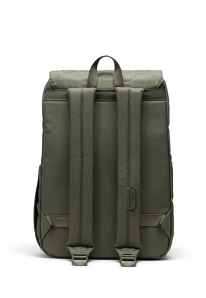 Sac à dos vert olive avec une surface texturée, un dos rembourré, deux bretelles ajustables et une poignée de transport sur le dessus. Design élégant et minimal.