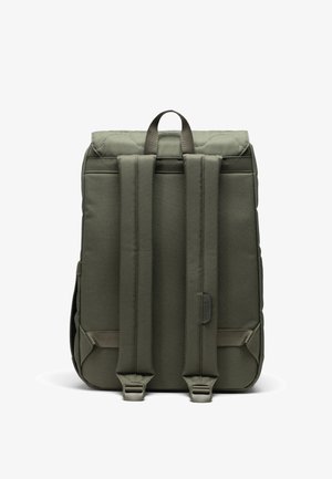 Oliivivihreä reppu, jossa on teksturoitu pinta, pehmustettu selkä, kaksi säädettävää hihnaa ja kantokahva ylhäällä. Tyylikäs ja minimalistinen muotoilu.