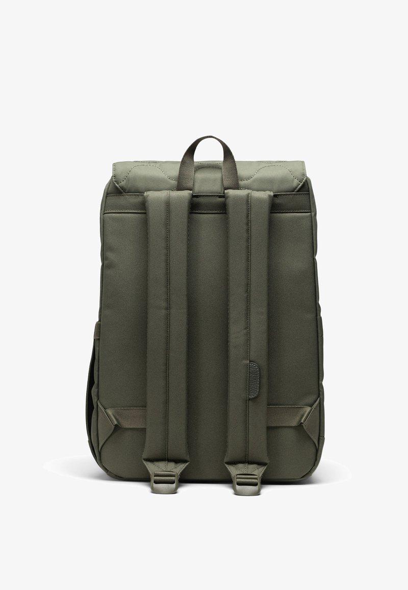 Olijfgroene rugzak met een gestructureerd oppervlak, een gevoerde achterkant, twee verstelbare schouderbanden en een draaghandvat bovenaan. Slank, minimalistisch ontwerp.
