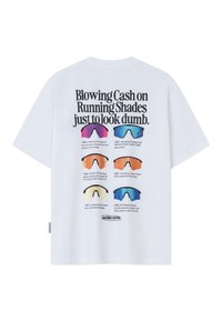 Camiseta blanca con el texto "Gastar dinero a lo tonto en gafas de sol para correr" y seis gafas de sol para correr de colores con breves descripciones de años.