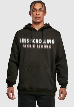 Schwarzer Hoodie aus Fleece, mit einer Fronttasche und einer Kordelzugkapuze. Auf der Vorderseite steht in Weiß der Text "WENIGER SCROLLEN, MEHR LEBEN".
