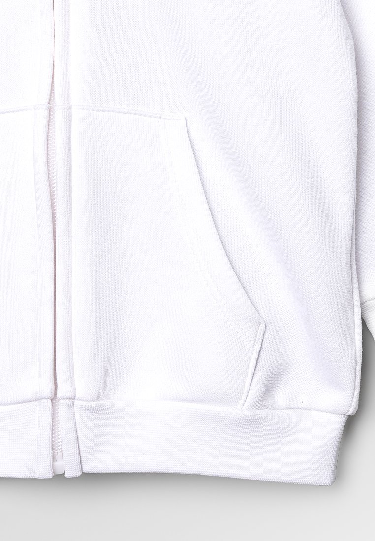 Primo piano di una felpa bianca con zip, che mostra la tasca frontale, la cerniera e il bordo a coste su uno sfondo semplice.