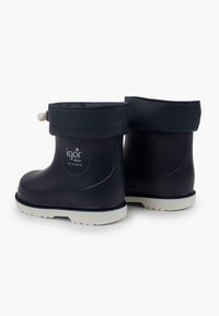 Botas de lluvia de goma navy con un puño doblado, suela blanca y detalle de logo. Textura suave con punta redondeada y construcción duradera.