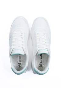 Vita sneakers med perforerat mönster, platta snörningar och mintgröna accenter på tungan och hälen. Mjuk tygfoder och vadderade innersulor.
